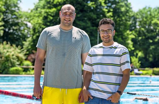 Ruzbeh Abbaspur (links) und Karim Khadeeda im Rottenburger Freibad: Die beiden Männer haben bereits mehr als hundert Kindern das Schwimmen beigebracht. Foto: Wolfgang Albers