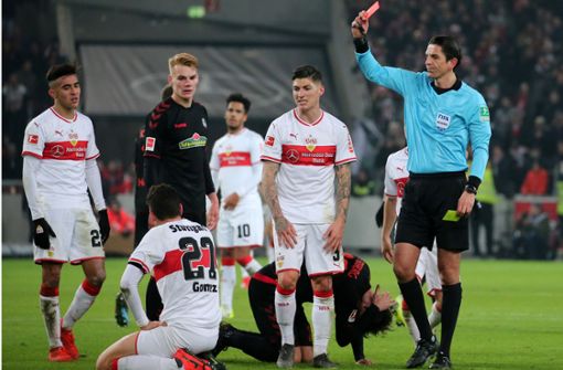 Ungläubige Blicke der VfB-Teamkollegen: Mario Gomez wird des Platzes verwiesen. Foto: Baumann