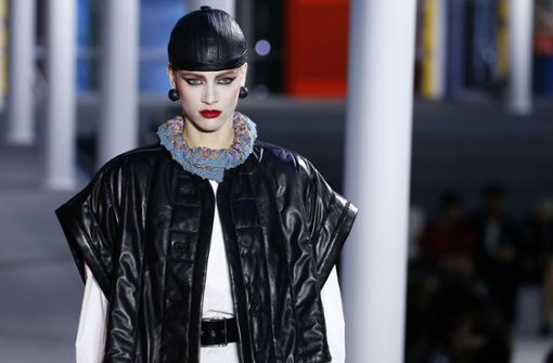 Expressionismus à la Vuitton: Leder-Käppis und weiß geschminkte Gesichter. Foto: Getty Images Europe