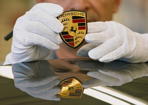 Das Porsche-Logo: Einen Porsche kauft man wegen seines Mythos, meint Betriebsratschef Uwe Hück. Dazu gehöre auch das Garagenfeeling in der Zuffenhausener Montage und Sattlerei. Foto: AP