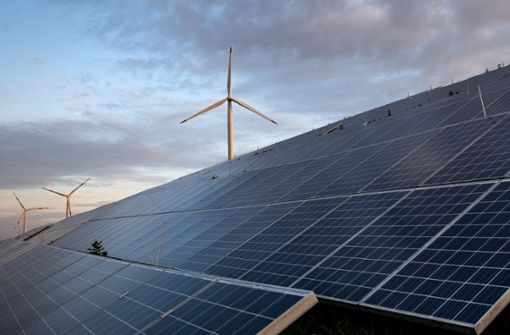 In Stuttgart könnte sehr viele Flächen mit Solaranlagen belegt werden. Die Stadtwerke könnten aber auch in Windenergie investieren. Foto: dpa/Sina Schuldt