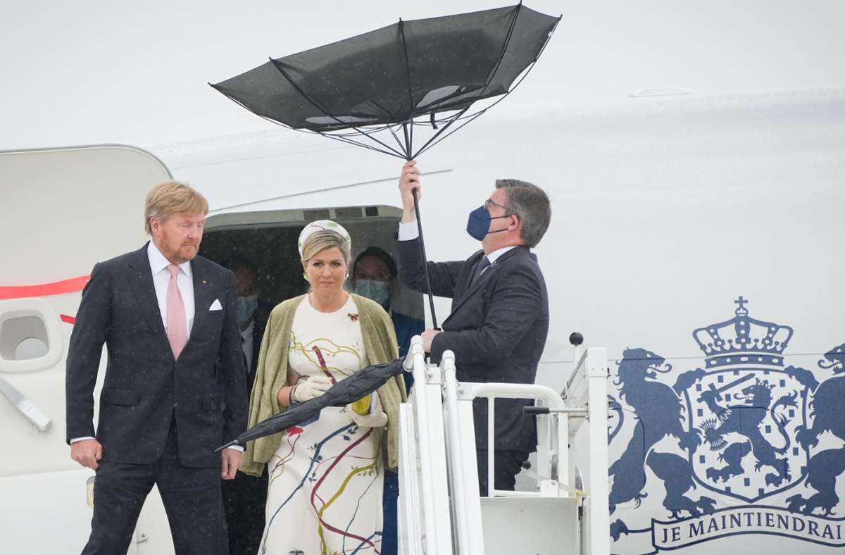 Der Schirm will den Abflug machen: Königin Máxima und König Willem-Alexander der Niederlande bei ihrer Ankunft in Berlin. Foto: dpa/Kay Nietfeld