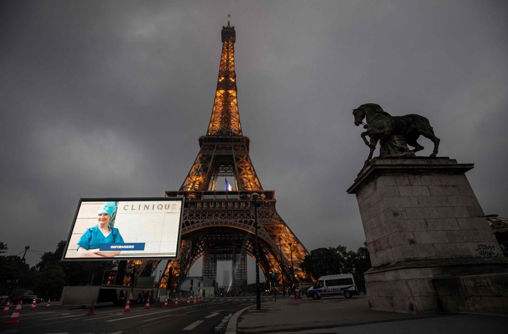 Am Abend erstrahlten die Gesichter einiger Franzosen und Französinnen vor dem Eiffelturm.