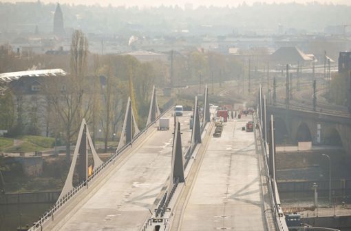 Auf dem oberen Teil der Neckarbrücke fahren in der Zukunft Züge. Foto: Lichtgut/Max Kovalenko
