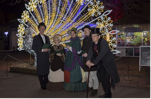 Bevor das Musicalensemble mit „Scrooge – Die Weihnachtsgeschichte“  am Samstag in der Sparda-Welt in Stuttgart Premiere feiert, hat es Weihnachtslieder im Christmas Garden gesungen. Foto: /Andreas Engelhard