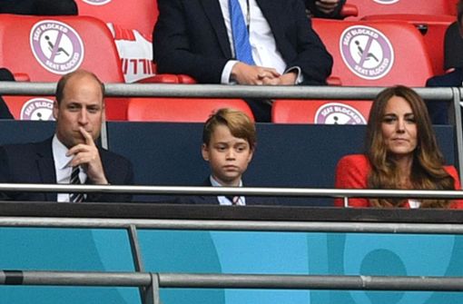 Prinz George mit seinen Eltern William und Kate im Wembley-Stadion. Foto: AFP/JUSTIN TALLIS
