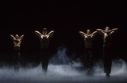 Die Pariser Tänzer Marion Barbeau, Arthus Raveau, Stéphane Bullion und Marc Moreau (von links) in Marco Goeckes neuem Ballett „Dogs sleep“ Foto: Ann Ray