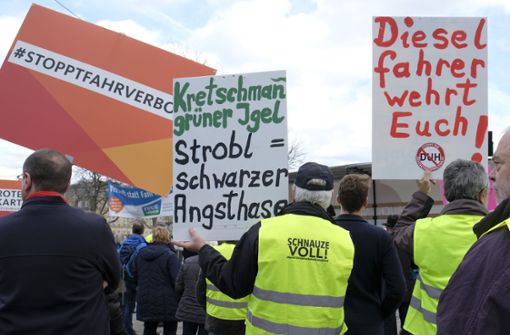 Etwa hundert Demonstranten versammeln sich zur Diesel-Demo auf dem Stuttgarter Schlossplatz. Foto: Lichtgut/Michael Latz