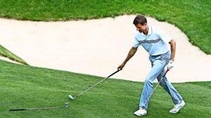 Abwechslung muss sein: Nachdem Thomas Müller auf dem Rasen bisher nicht ins Tor getroffen hat, versucht er nun, beim Golf einzulochen. Foto: AP