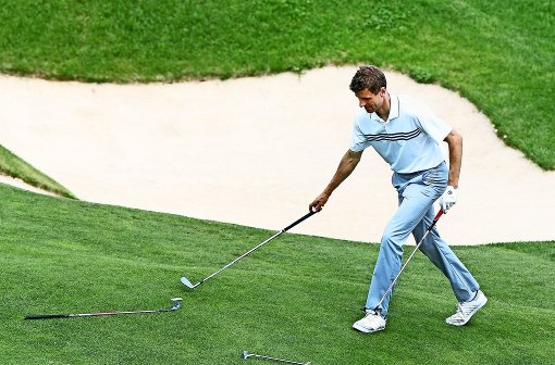 Abwechslung muss sein: Nachdem Thomas Müller auf dem Rasen bisher nicht ins Tor getroffen hat, versucht er nun, beim Golf einzulochen. Foto: AP