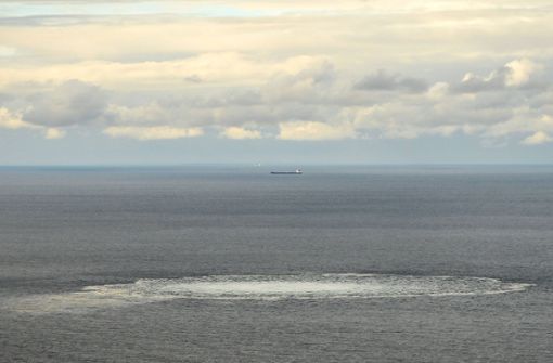Ein Bild vom 29. September 2022: Aus der gesprengten Pipeline strömt Gas an die Meeresoberfläche nahe der dänischen Stadt Bornholm. Foto: /IMAGO/Danska Forsvaret