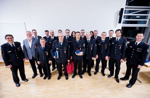 Gruppenbild der  Marbacher Feuerwehrleute mit den Geehrten und Beförderten. Foto: KS-Images.de /