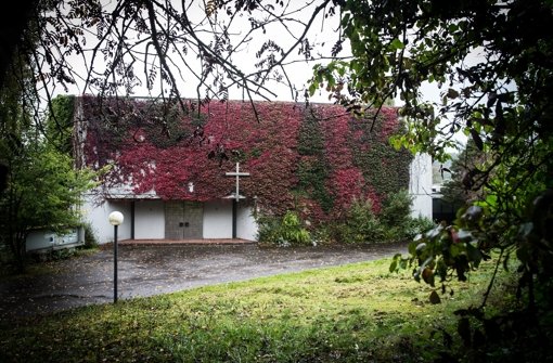 Die katholische Kirche ist dem Abriss geweiht. Auf dem Grundstück sind unter anderem Wohnungen geplant. Foto: Lichtgut/Achim Zweygarth