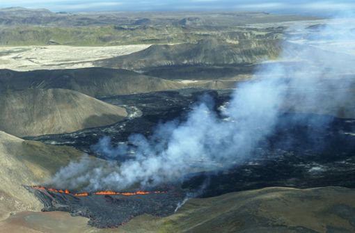 Eine Luftaufnahme  zeigt, wie die Lava aus dem Vulkan Fagradalsfjall fließt. Foto: dpa/Ernir Snaer