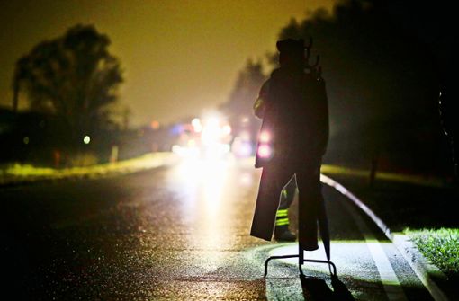 Nach den Tod eines Fußgängers stellt die Polizei die Lichtverhältnisse an der Unfallstelle nach. Foto: Leif Piechowski