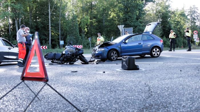 Autofahrer übersieht Motorrad – 62-Jähriger wird schwer verletzt