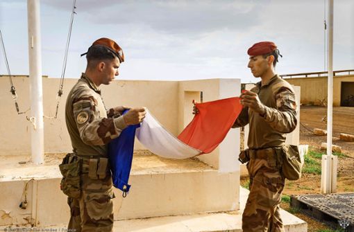 Abzugs-Ritual: Französische Soldaten holen ihre Flagge ein. Foto: AFP/Handout