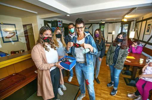 Der Jugendgemeinderat ist trotz Corona weiter  aktiv: Im vergangenen Sommer etwa übergaben Jugendräte  selbst genähte Masken an den Vinzenztreff. Foto: Bulgrin