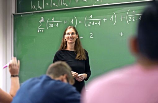 Angehende Studierende frischen ihre Mathekenntnisse am Mint-Kolleg der Uni Stuttgart auf – vor Corona noch ohne Abstand. Foto: Lichtgut/Max Kovalenko