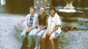 Die Erfurterin Katrin Linke (Mitte) und ihre beiden Fluchhelferinnen 1989 in Wien vor dem Hundertwasserhaus. Foto: Linke/Brensing