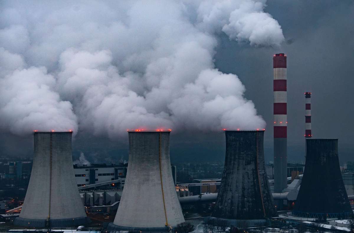 Luftverschmutzung: Rauch und Wasserdampf steigen aus den Schornsteinen und Kühltürmen im Kohlekraftwerk Laziska bei Kattowitz in Polen. Foto: Monika Skolimowska/dpa