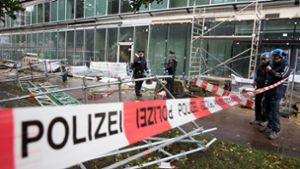 Ein Passant wird unter einem umstürzenden Baugerüst begraben. Die Polizei ist vor Ort an der Unglücksstelle in Hamburg. Foto: dpa