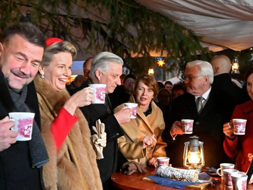 Von links: Königin Mathilde, König Philippe, Elke Büdenbender und Bundespräsident Frank-Walter Steinmeier auf dem Weihnachtsmarkt in Dresden. Foto: imago/Photo News