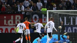 Vier Tore musste die deutsche Hintermannschaft gegen den Gast hinnehmen. Foto: dpa