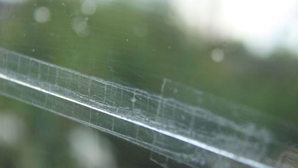 Klebereste von Fensterscheibe entfernen: 7 geniale Tricks