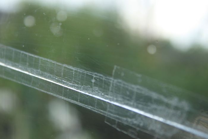 Klebereste von Fensterscheibe entfernen: 7 geniale Tricks