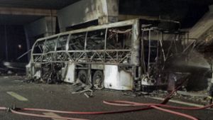 Der Bus ist in Flammen aufgegangen und komplett ausgebrannt. Foto: AP