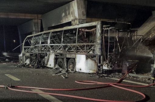 Der Bus ist in Flammen aufgegangen und komplett ausgebrannt. Foto: AP