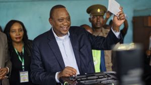 Kenias Präsident Uhuru Kenyattas gab am 26. Oktober in einem Wahllokal in seiner Heimatstadt Gatundu  seine Stimme ab. Foto: AP