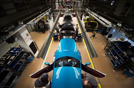 Mitarbeiter der Porsche AG montieren im Porsche-Stammwerk in Stuttgart-Zuffenhausen einen Porsche 718 Cayman. Foto: dpa