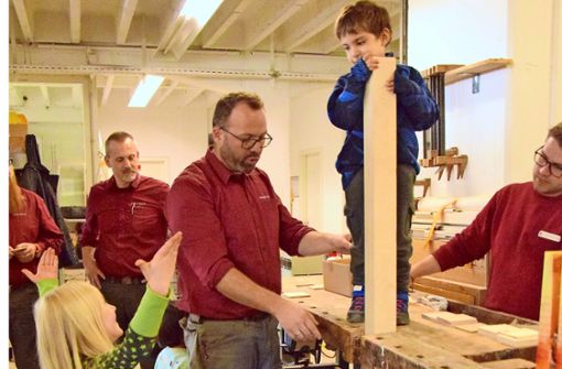 Spielerisch lernen die Kinder den Werkstoff Holz kennen. Foto: Petra Mostbacher-Dix