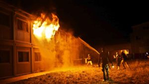 Flammen schlagen am 16. März aus der Unterkunft Wasenmühle in Urbach. Foto: SDMG