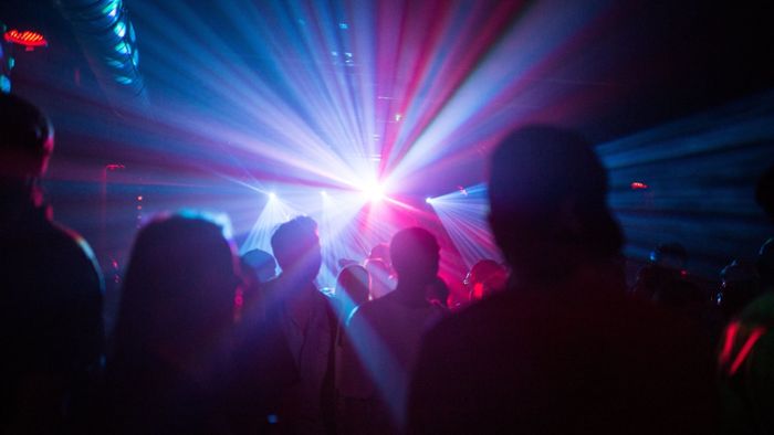 Polizei erwischt trotz Corona rund 80 Menschen beim Feiern in Disco