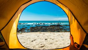 Was für ein Ausblick aus dem Zelt: wie hier in Portugal lassen sich noch in manchen Ferienregionen Europas im Herbst Sonne, Strand und Meer genießen.