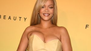 Zur Präsentation ihrer neuen Foundation: Sexy im engen Kleid: Rihanna zeigt bei Event tiefes Dekolleté