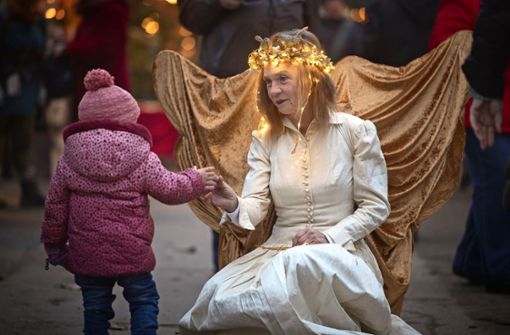 Die Clownin Gaya begrüßt ein Kind auf dem Großhöchberger Weihnachtsmarkt. Foto: Gottfried Stoppel