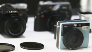 Die Sofortbildkamera „Sofort“ des Herstellers Leica steht in Köln (Nordrhein-Westfalen) auf der Fotomesse photokina in einer Vitrine. Foto: dpa