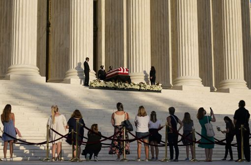 Bis in die Abendstunden warteten Trauernde in einer langen Schlange, um Abschied von Ruth Bader Ginsburg nehmen zu können. Foto: AP/Susan Walsh