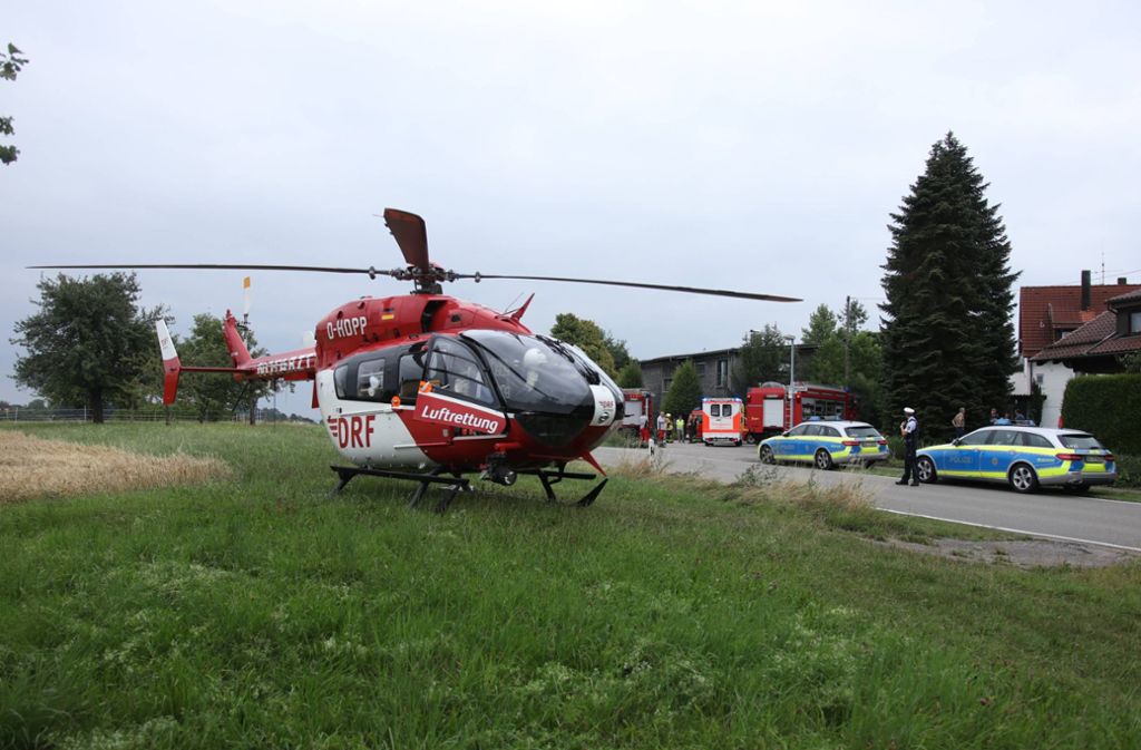 Er wurde schwer verletzt mit einem Rettungswagen ins Krankenhaus geliefert. Der Helikopter war vorsorglich angefordert worden, kam aber nicht mehr zum Einsatz.