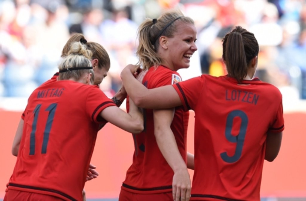 Die DFB-Frauen sind durch ein 4:0 gegen Thailand ins Achtelfinale der WM eingezogen. Zweifache Torschützin war Lena Petermann (Mitte).