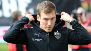 VfB-Trainer Hannes Wolf nimmt 18 Spieler mit nach Kaiserslautern. Foto: dpa