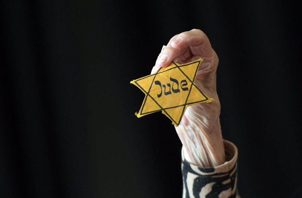 Im Nationalsozialismus mussten Hunderttausende in Europa den so genannten Judenstern tragen. Er war das Zeichen ihrer Entrechtung und Diskriminierung. Foto: dpa