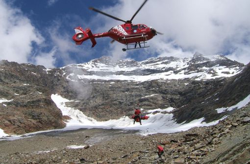 En Hubschrauber der Air Zematt im Einsatz am Lagginhorn in den Walliser Alpen in der Schweiz. Foto: dpa