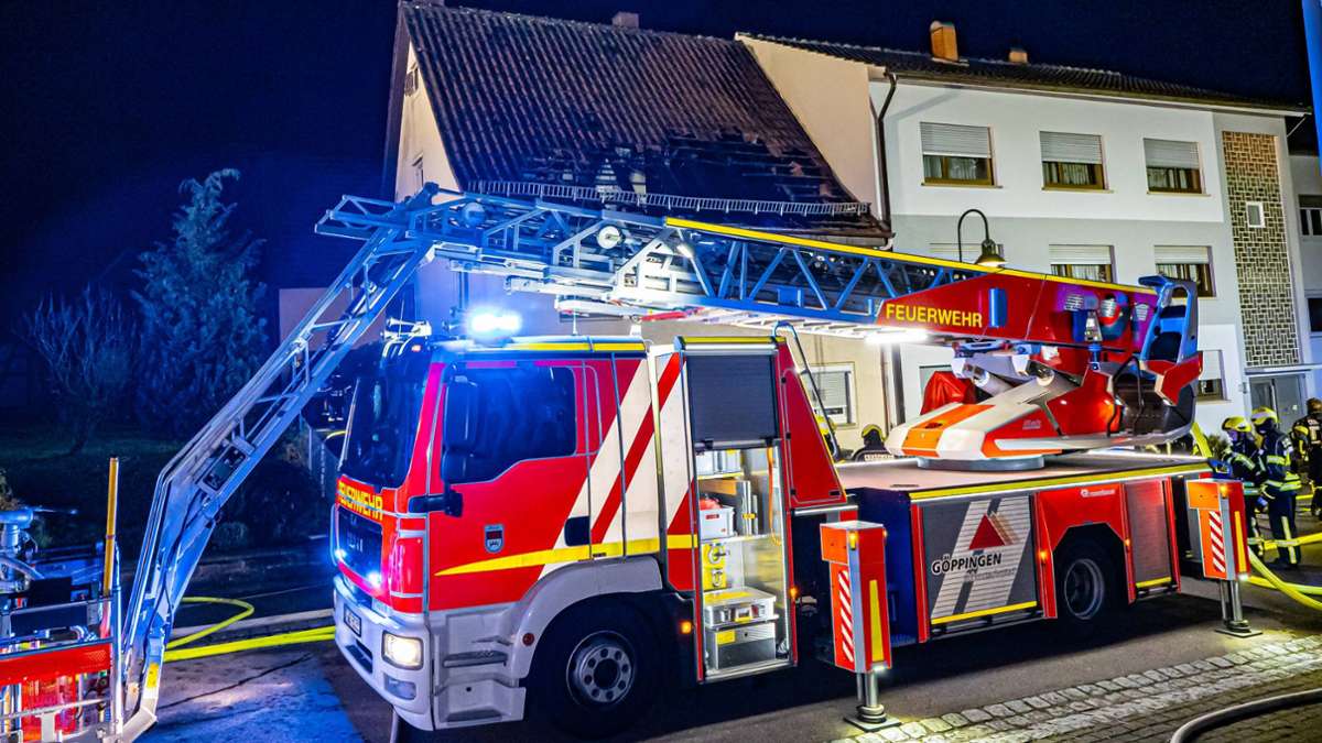 Wäschenbeuren im Kreis Göppingen: Dachstuhl in Flammen –  200 000 Euro Schaden