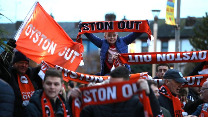 Blackpool-Fan klettert aus Protest auf Mannschaftsbus des FC Arsenal