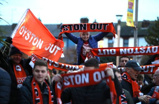 Gemeinsam mit weiteren Blackpool-Anhängern will der Fan mit seiner Aktion gegen den Clubinhaber Owen Oyston protestieren. Foto: Getty Images Europe